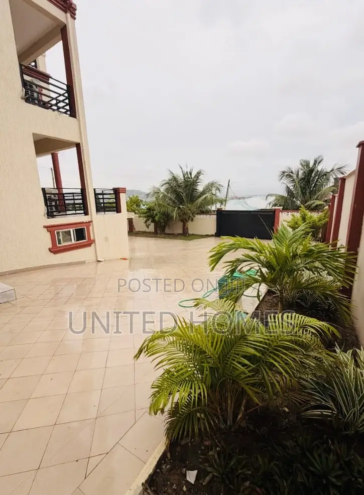 5bdrm House in West Hills Mall Area for sale