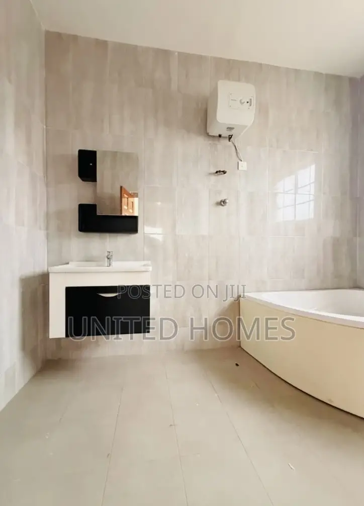 5bdrm House in West Hills Mall Area for sale