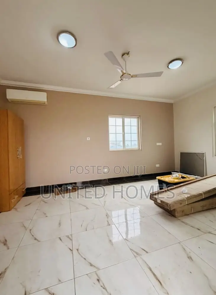 5bdrm House in West Hills Mall Area for sale