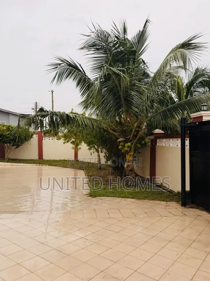 5bdrm House in West Hills Mall Area for sale