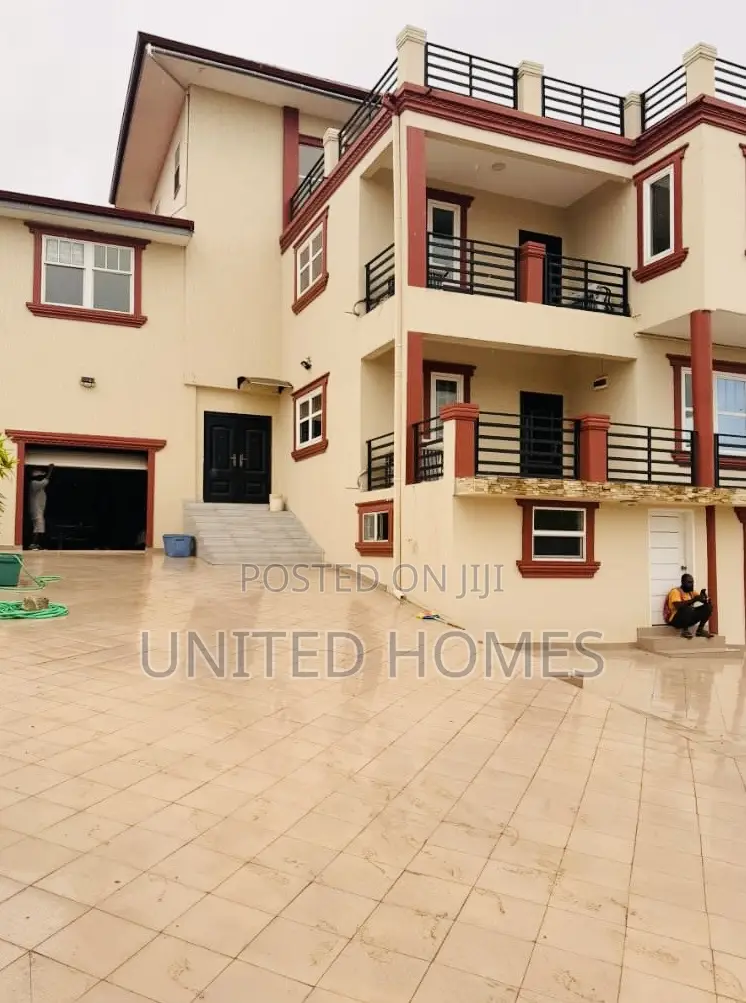 5bdrm House in West Hills Mall Area for sale