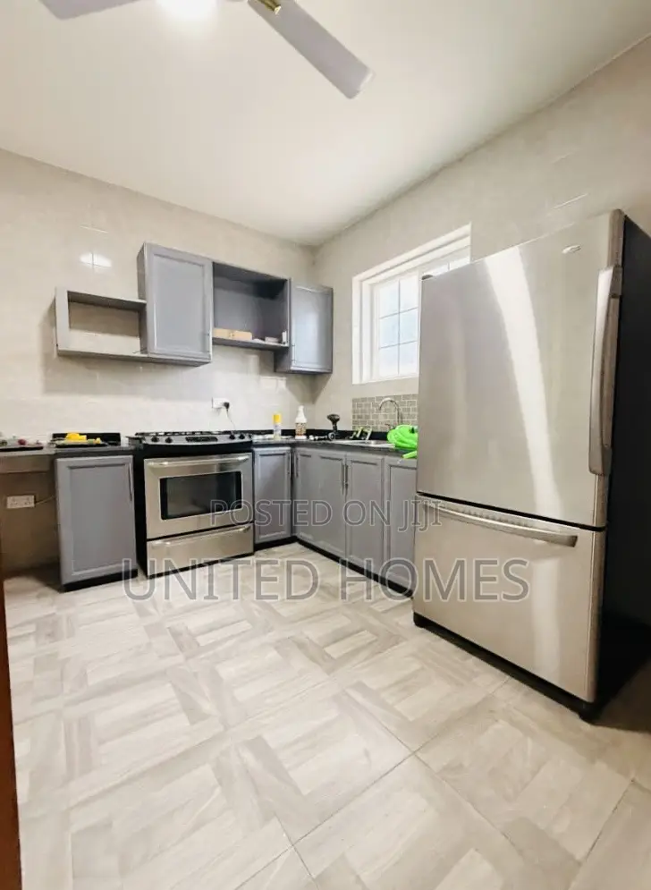 5bdrm House in West Hills Mall Area for sale