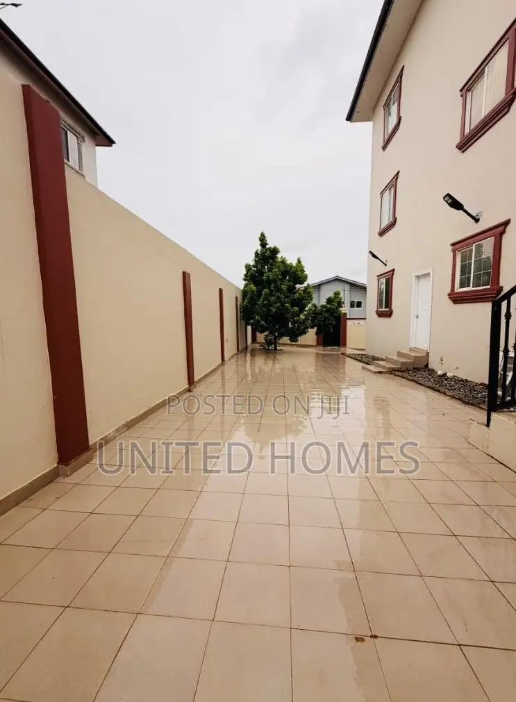 5bdrm House in West Hills Mall Area for sale