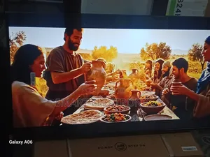 Samsung 43-Inch Uhd Led Smart Tv With Slim Bezel Design