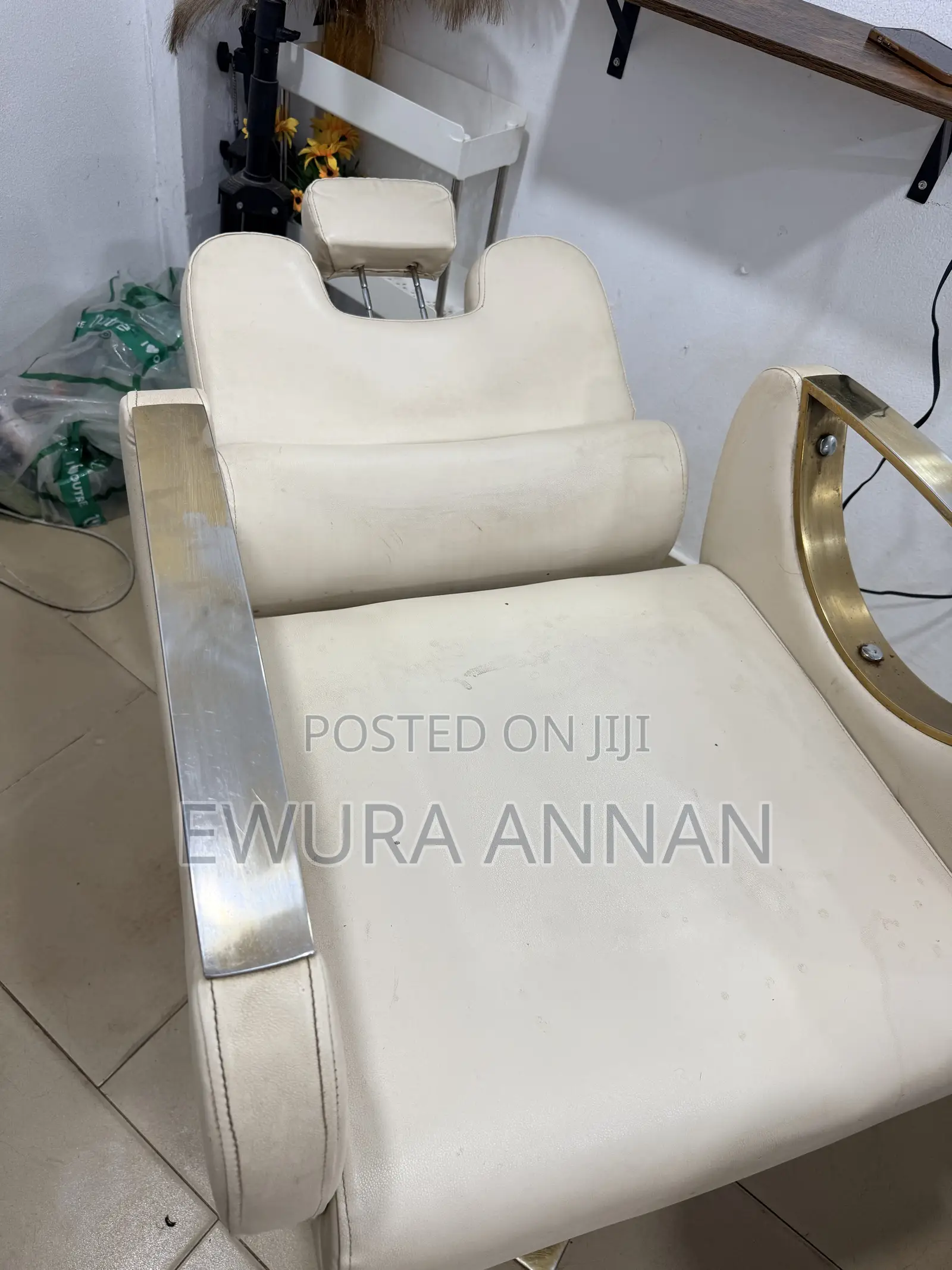 Reclining Salon Chair for Hair, Makeup Lash Techs