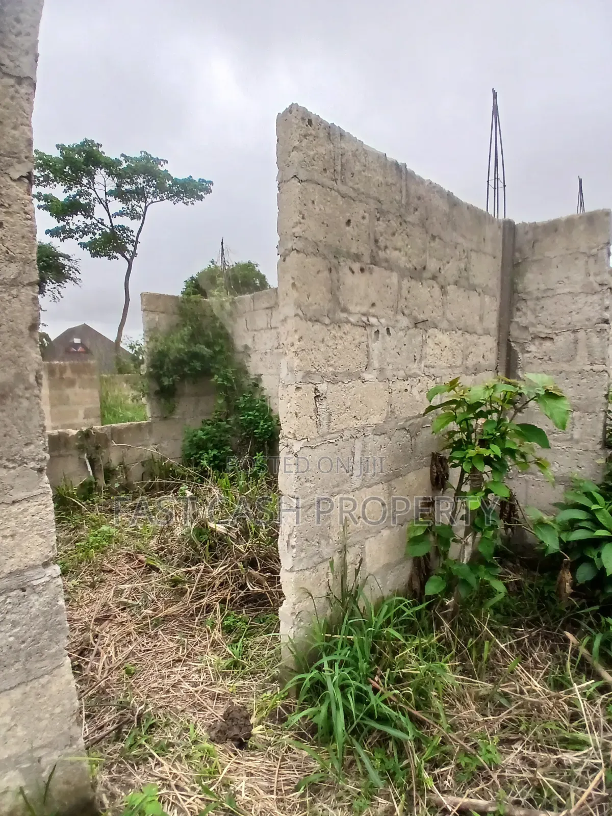 2 Flats Uncompleted House for Sale