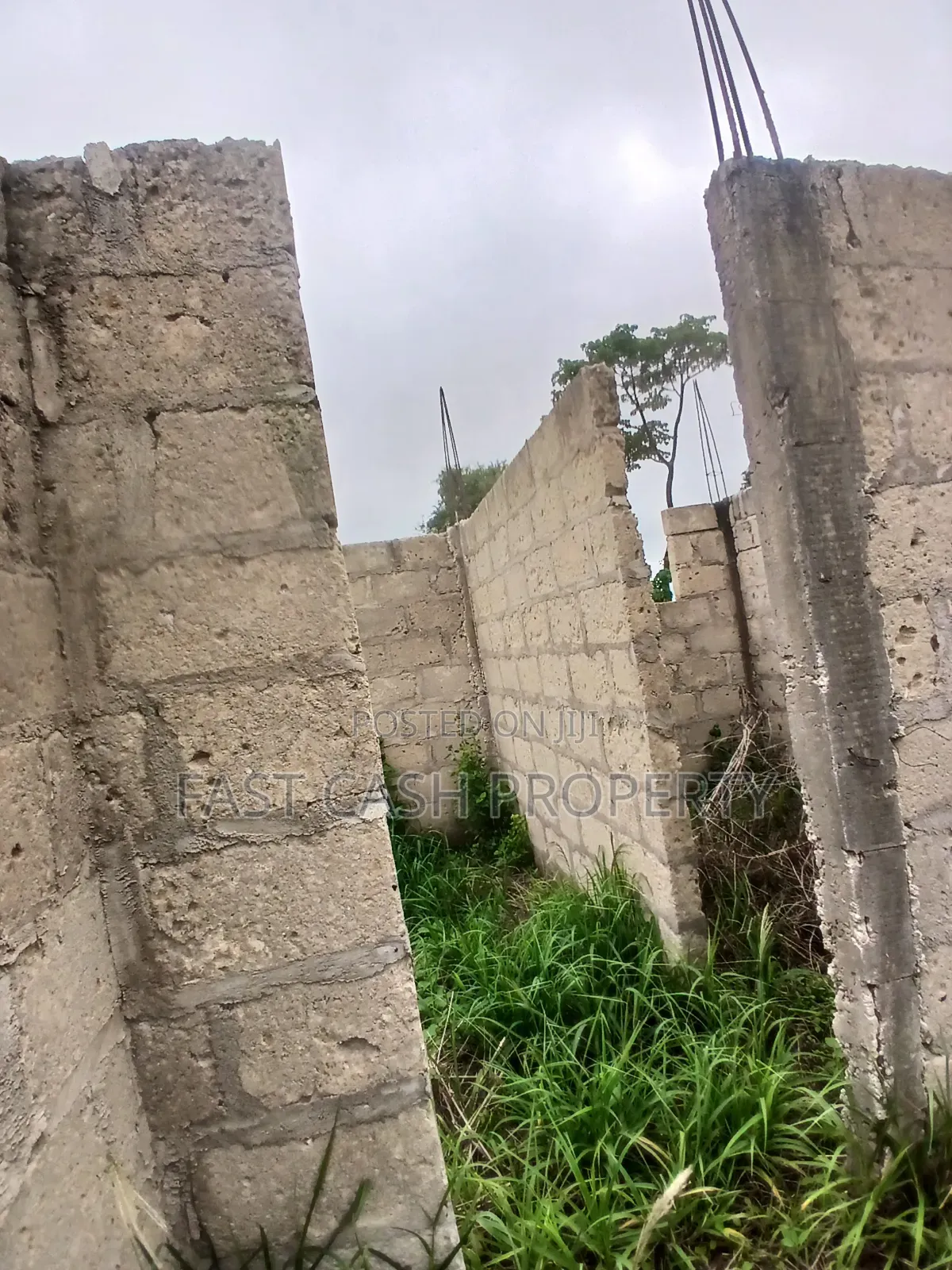 2 Flats Uncompleted House for Sale