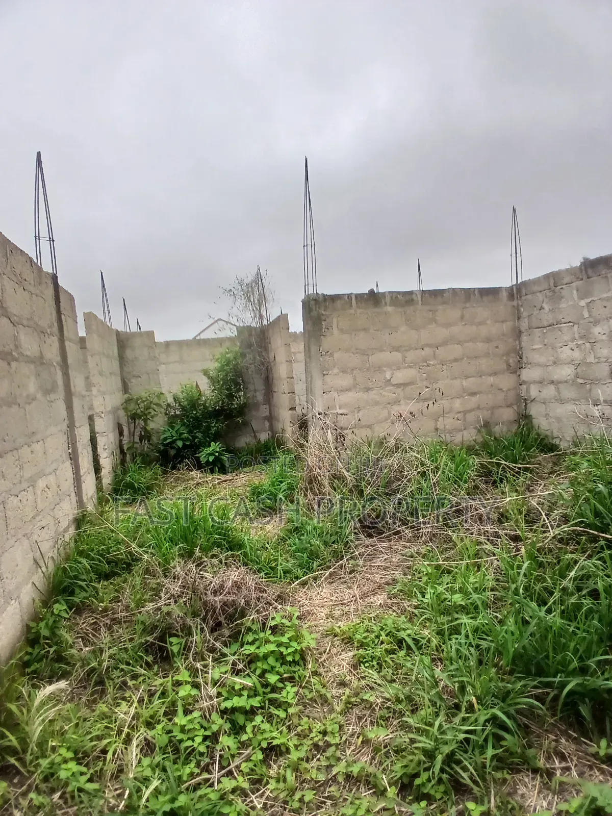 2 Flats Uncompleted House for Sale