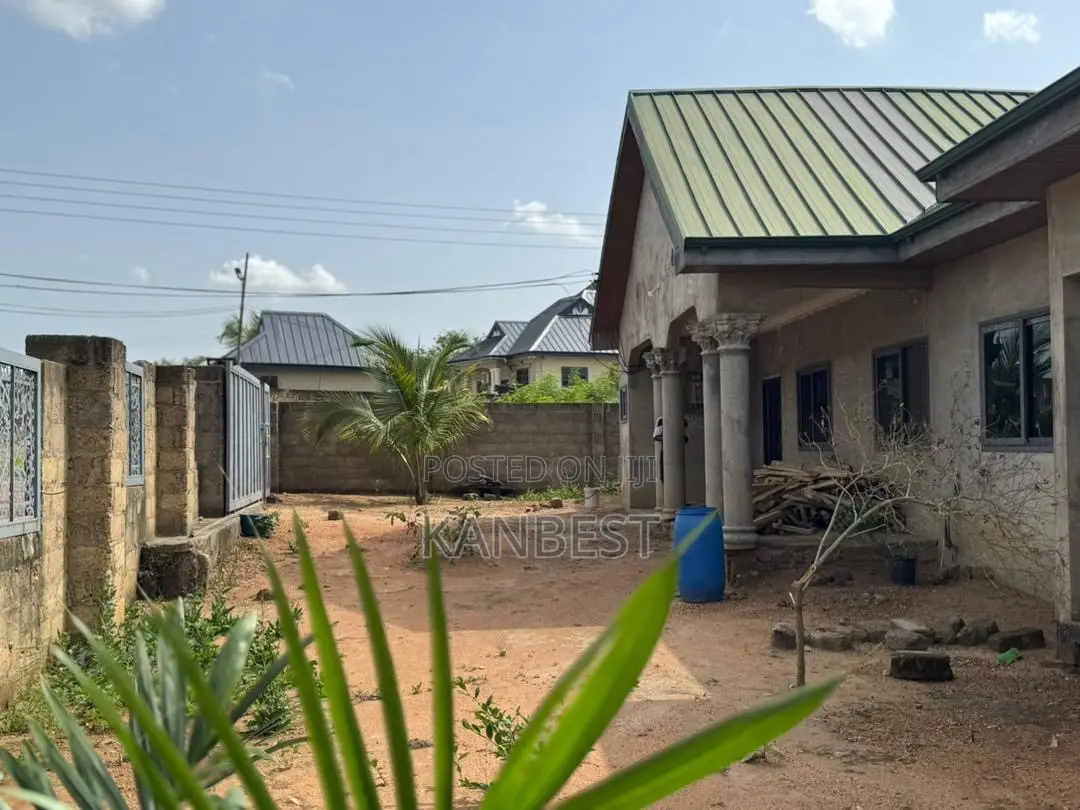 5bdrm House in Amasaman for sale