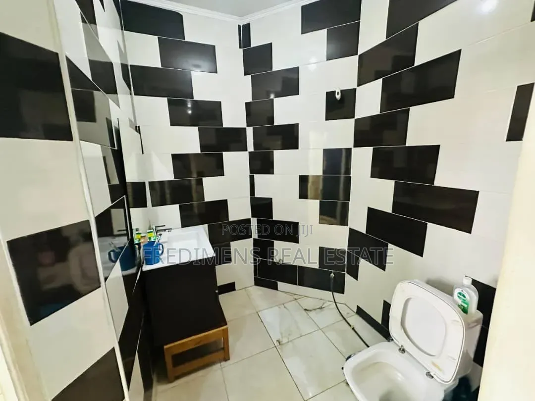 5bdrm House in Fredimens Real, Atwima Kwanwoma for sale