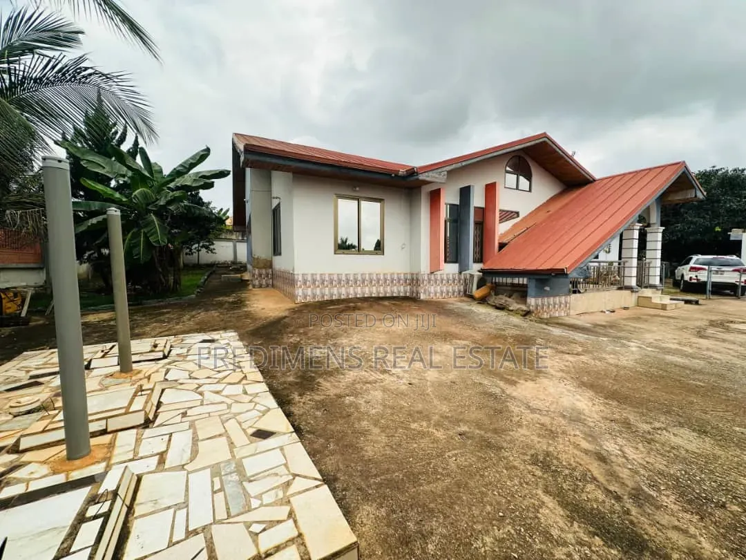 5bdrm House in Fredimens Real, Atwima Kwanwoma for sale