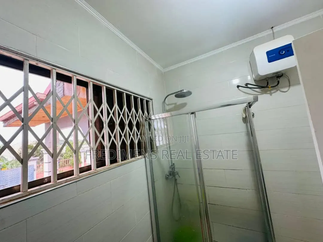 5bdrm House in Fredimens Real, Atwima Kwanwoma for sale