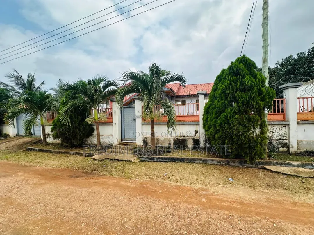 5bdrm House in Fredimens Real, Atwima Kwanwoma for sale