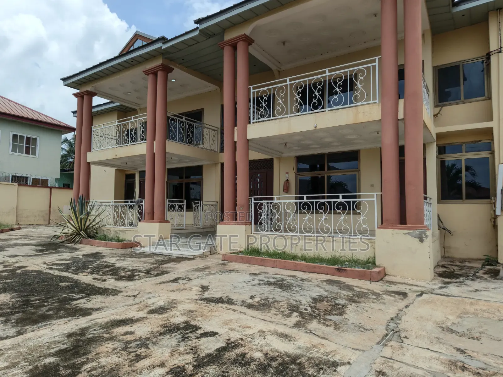8bdrm Apartment in Ejisu Krapa for sale
