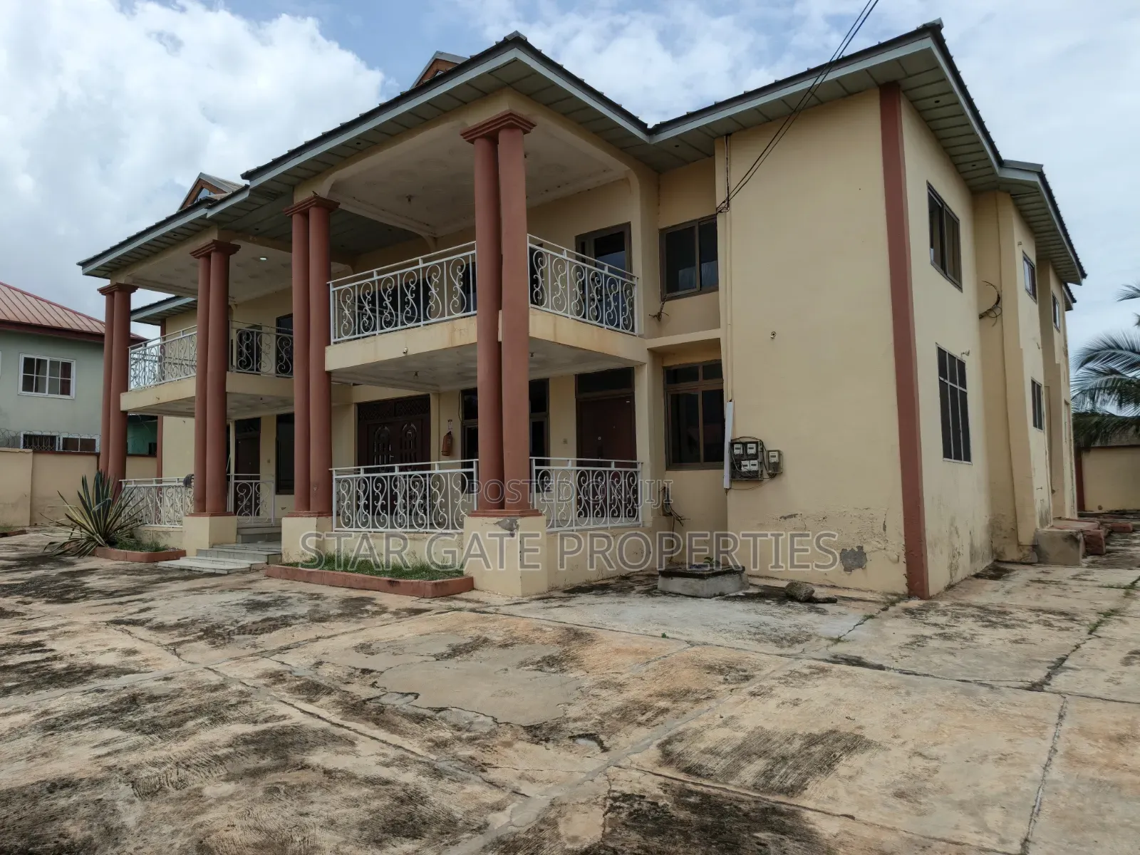 8bdrm Apartment in Ejisu Krapa for sale