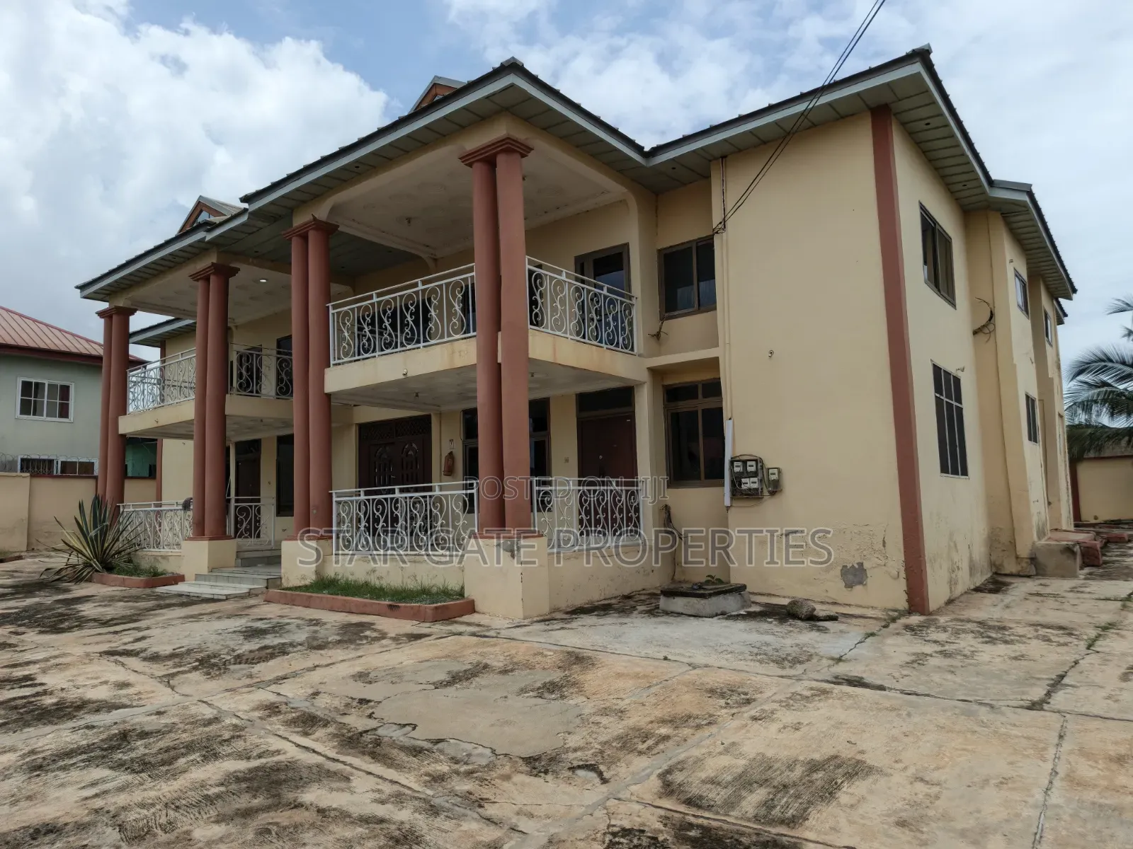 8bdrm Apartment in Ejisu Krapa for sale