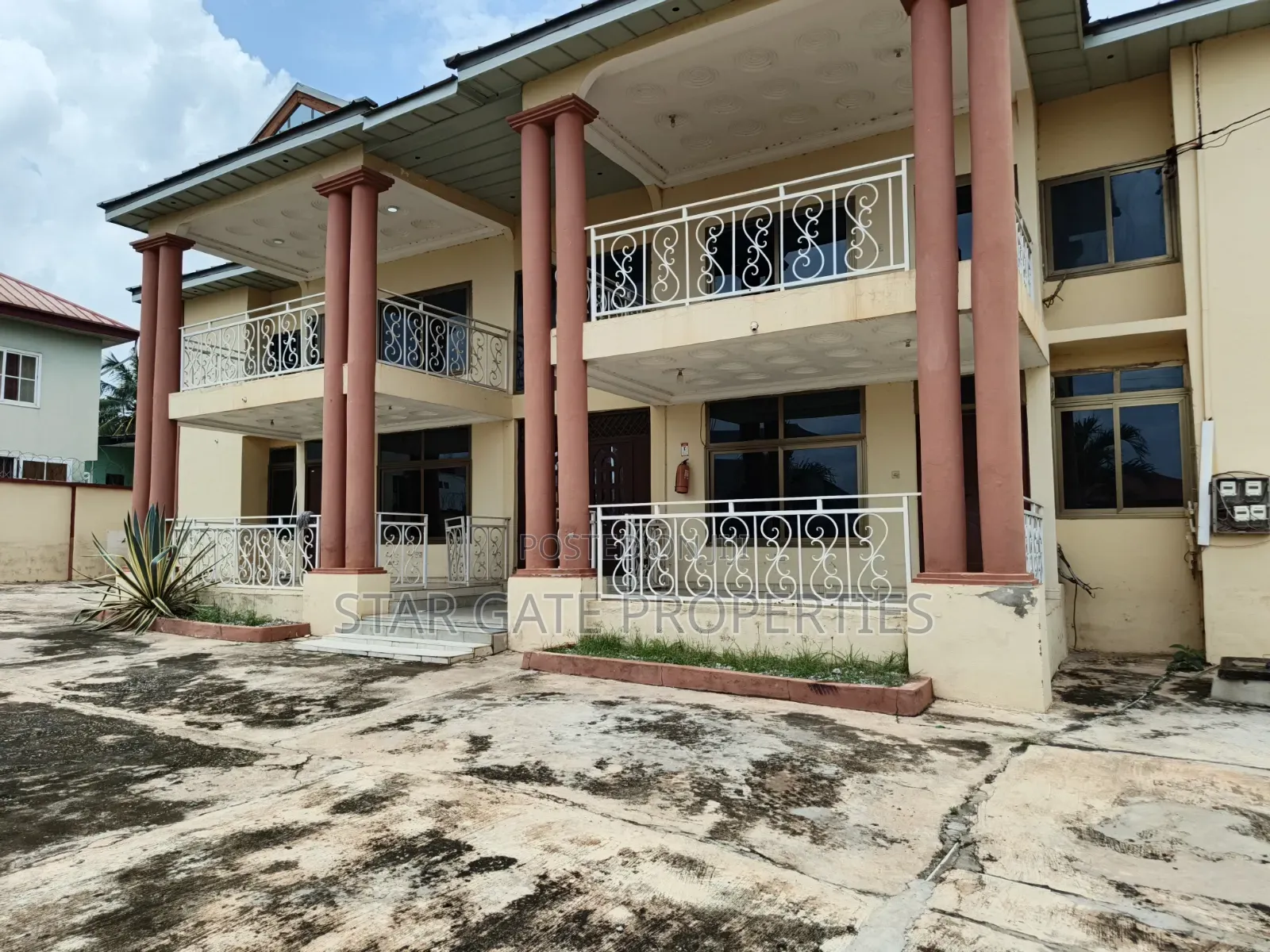 8bdrm Apartment in Ejisu Krapa for sale