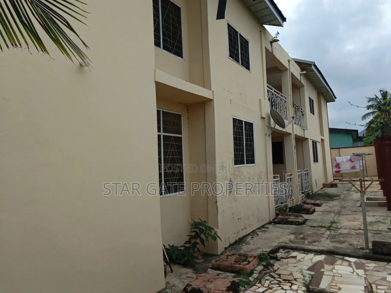 8bdrm Apartment in Ejisu Krapa for sale