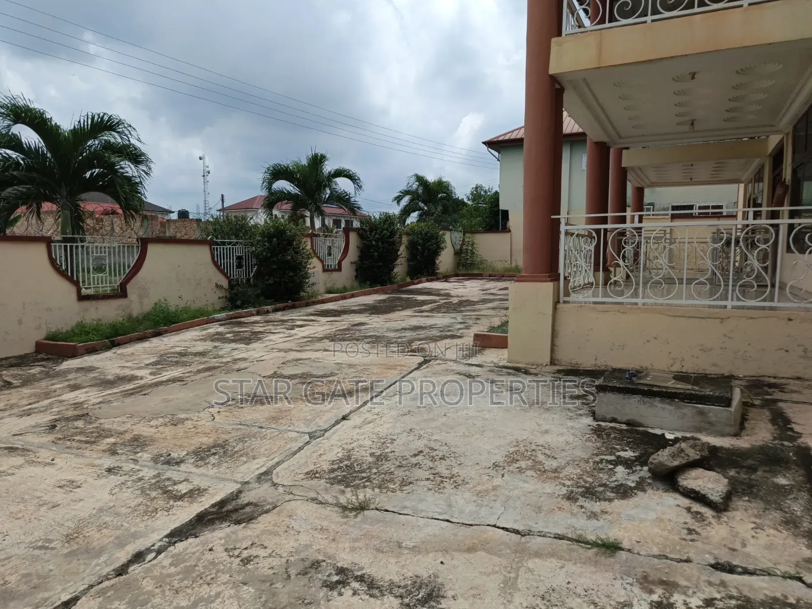 8bdrm Apartment in Ejisu Krapa for sale