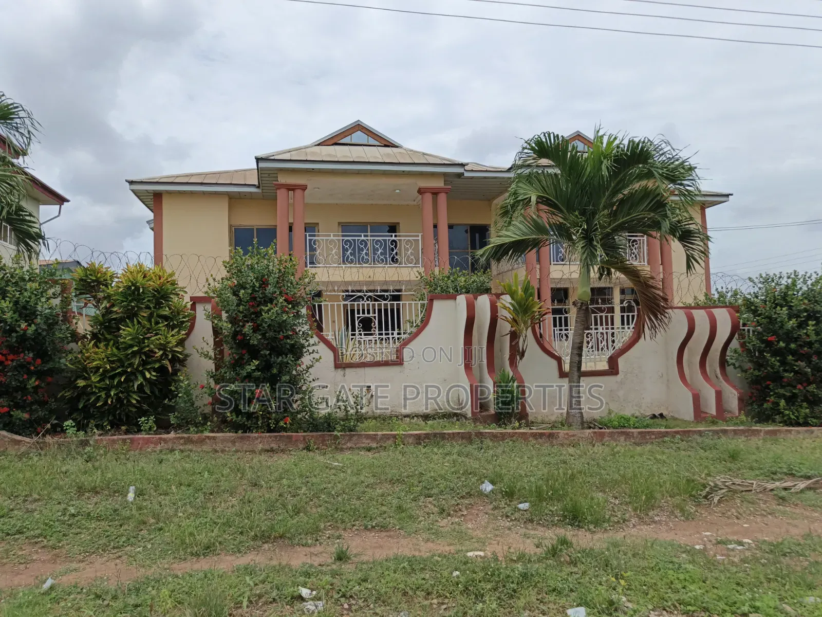 8bdrm Apartment in Ejisu Krapa for sale