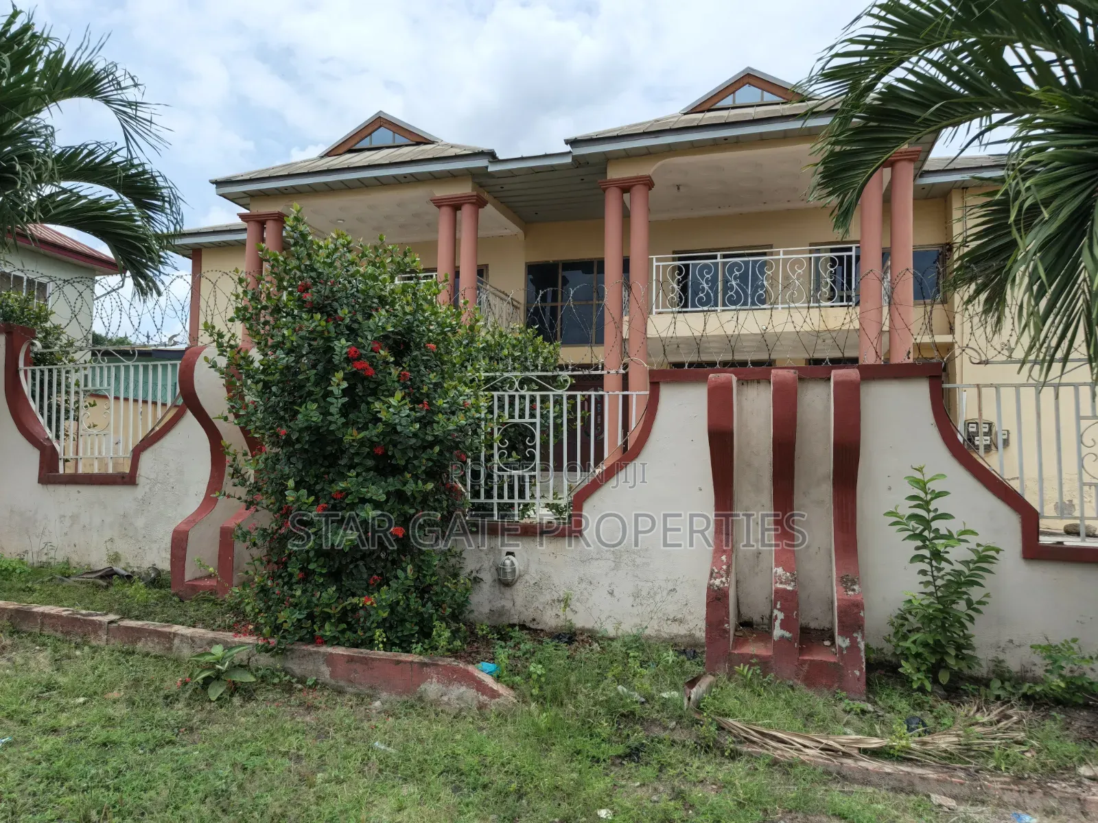 8bdrm Apartment in Ejisu Krapa for sale