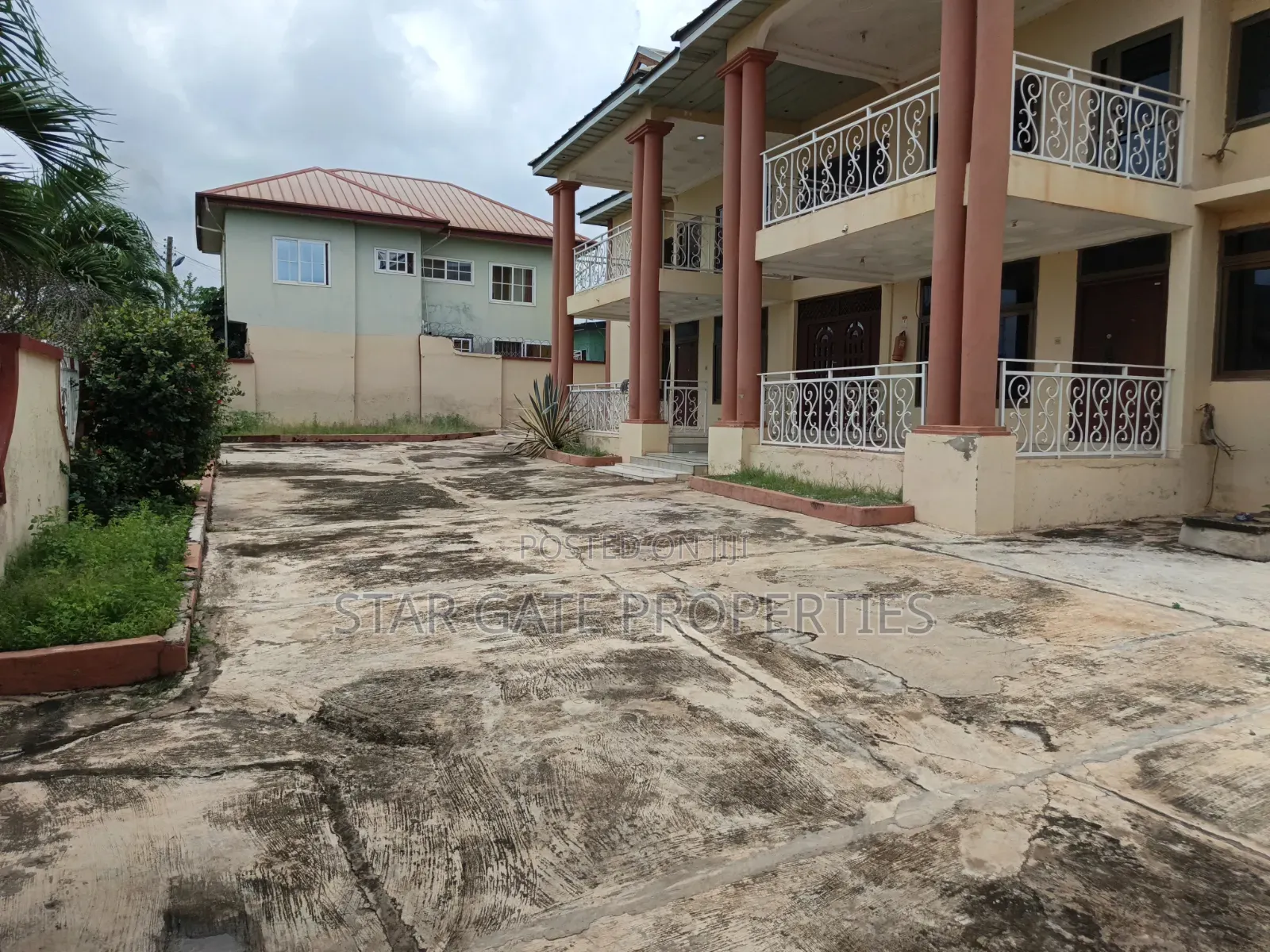 8bdrm Apartment in Ejisu Krapa for sale