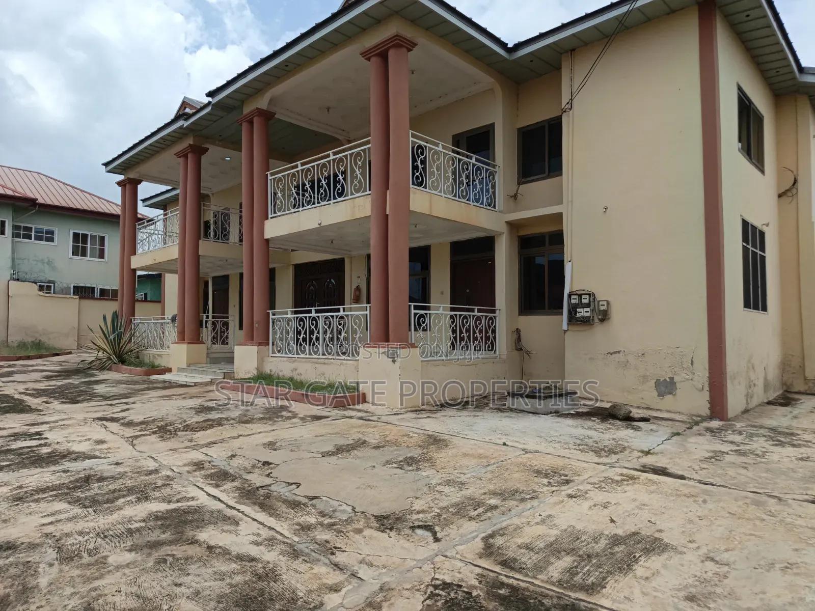 8bdrm Apartment in Ejisu Krapa for sale