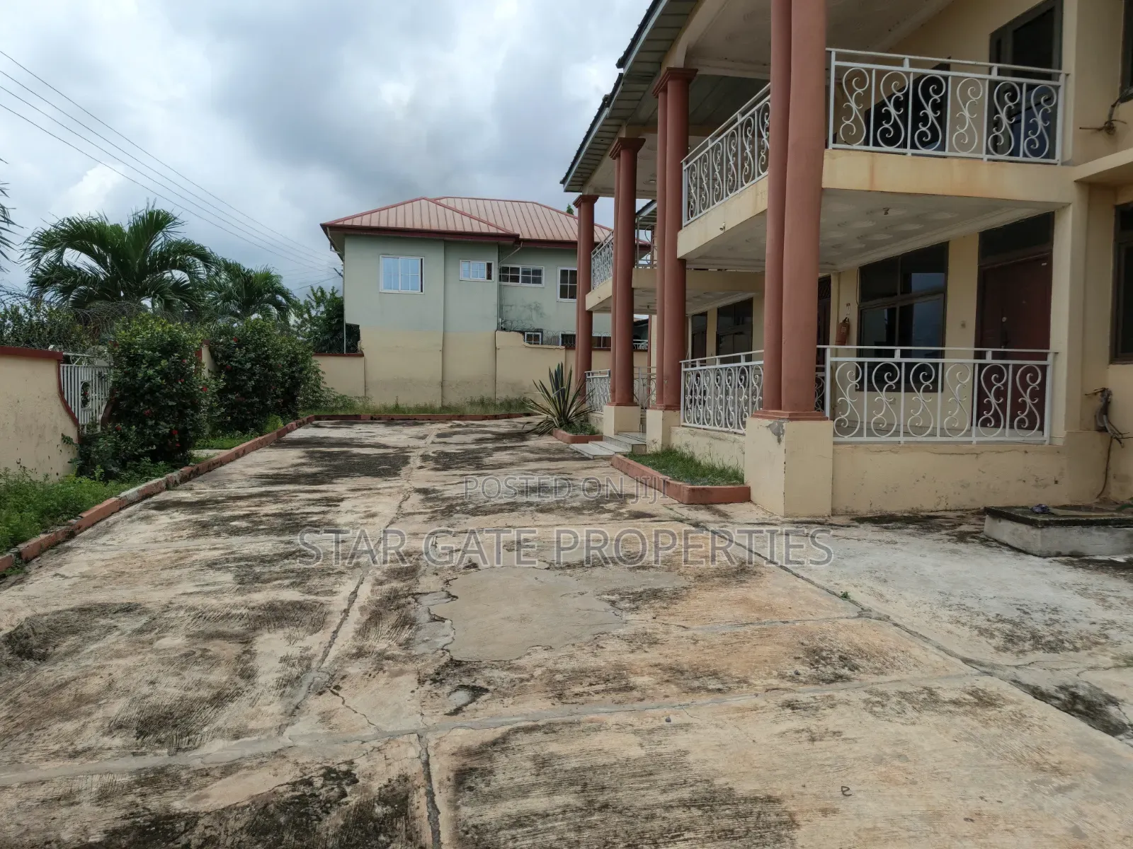 8bdrm Apartment in Ejisu Krapa for sale