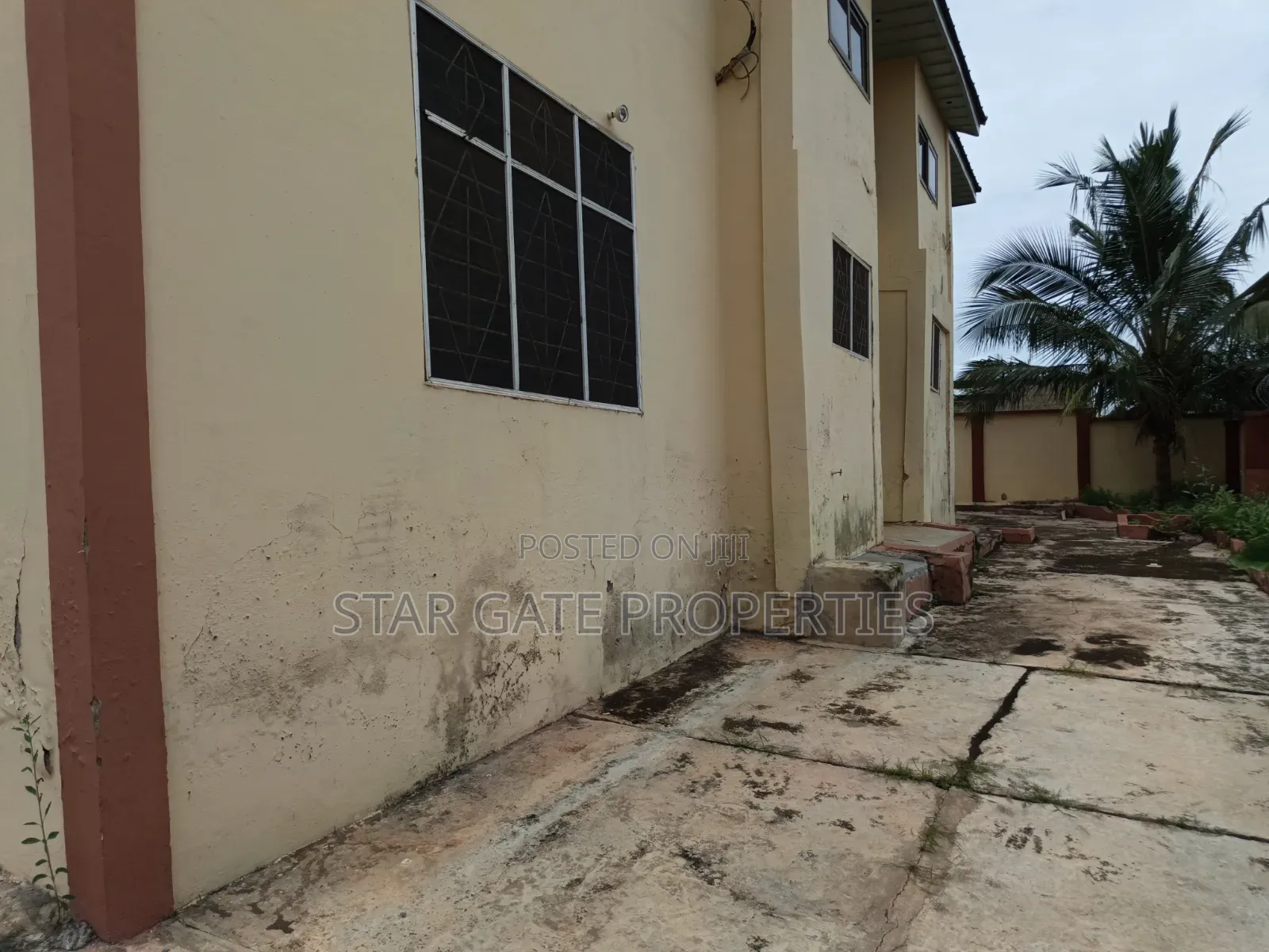 8bdrm Apartment in Ejisu Krapa for sale