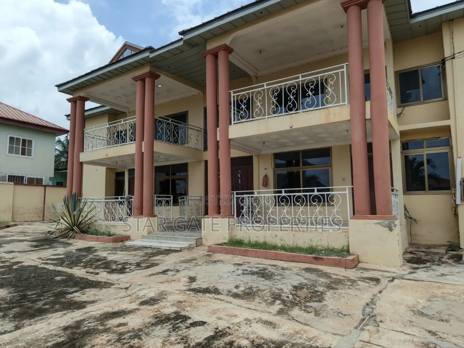 8bdrm Apartment in Ejisu Krapa for sale