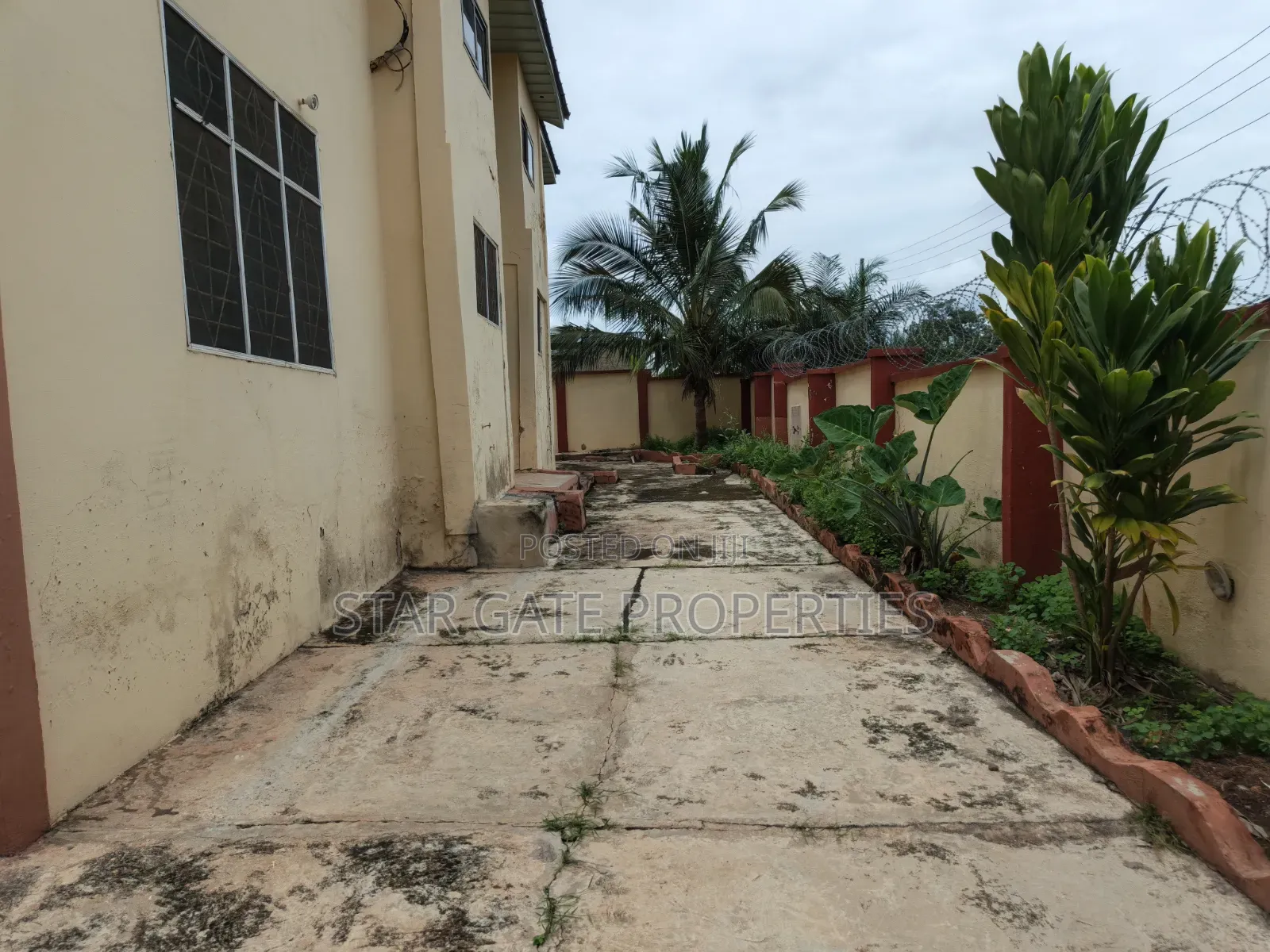 8bdrm Apartment in Ejisu Krapa for sale