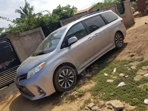 Toyota Sienna Limited (3.5L 6cyl 8A) 2018 Silver