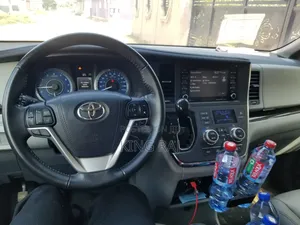 Toyota Sienna Limited (3.5L 6cyl 8A) 2018 Silver
