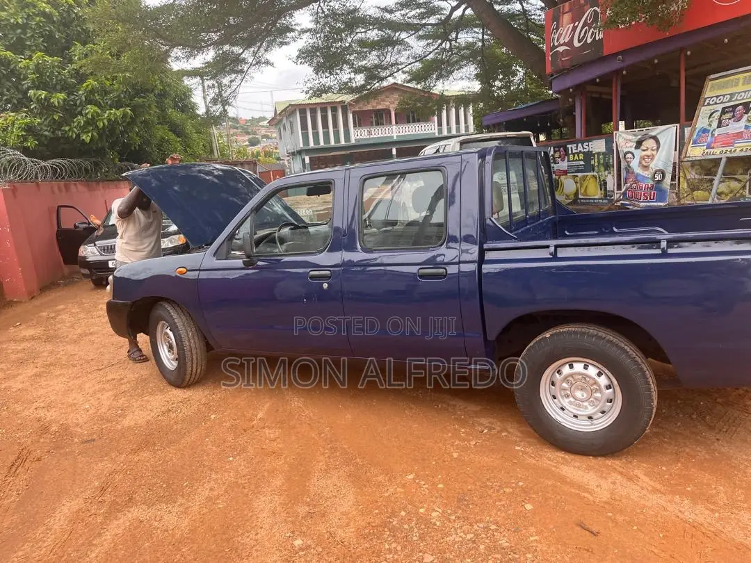 Nissan Hardbody 2004 Blue