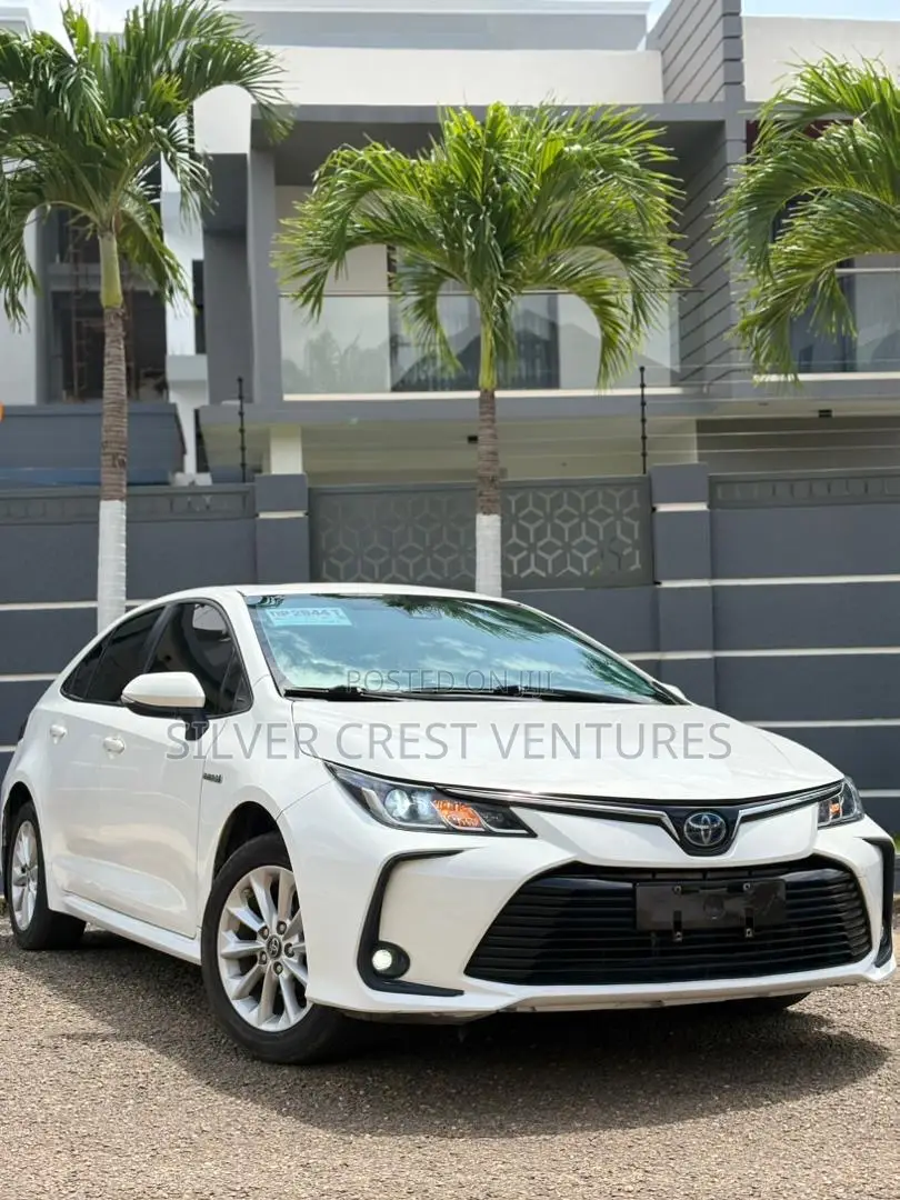 Toyota Corolla XLE 2021 White