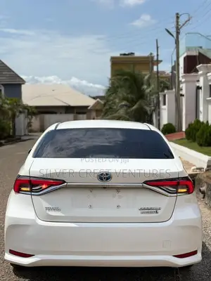 Toyota Corolla XLE 2021 White