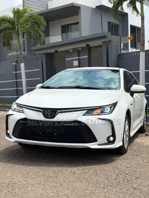 Toyota Corolla XLE 2021 White