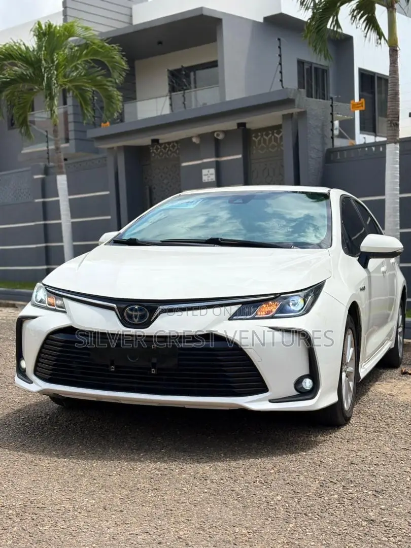 Toyota Corolla XLE 2021 White