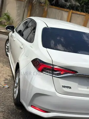 Toyota Corolla XLE 2021 White