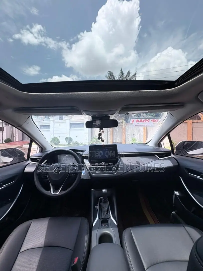 Toyota Corolla XLE 2021 White