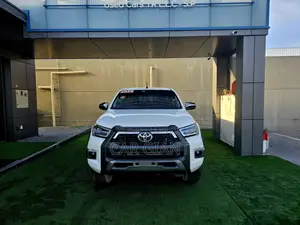 Toyota Hilux 2025 White