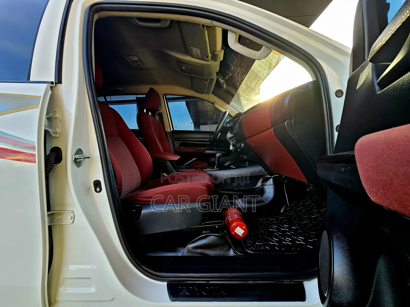 Toyota Hilux 2025 White