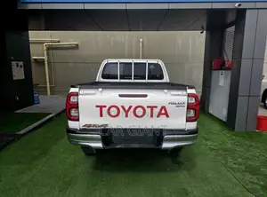 Toyota Hilux 2022 White