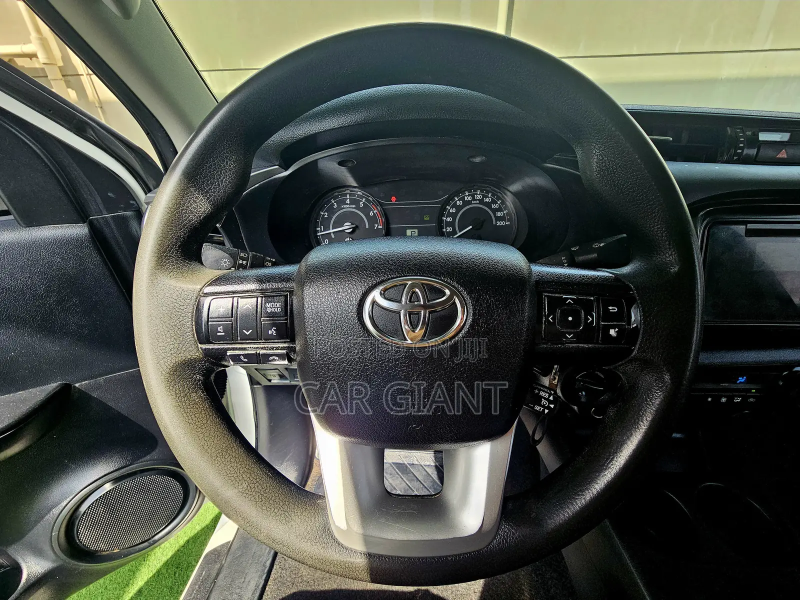 Toyota Hilux 2022 White