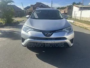 Toyota RAV4 LE 4dr SUV (2.5L 4cyl 6A) 2018 Silver