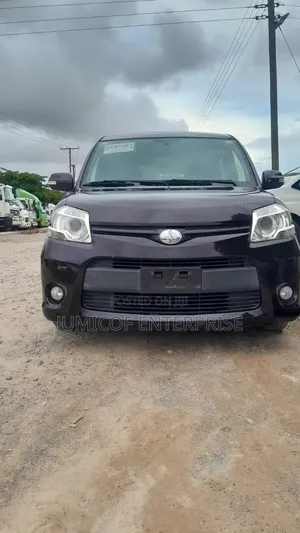 Toyota Sienta 2012