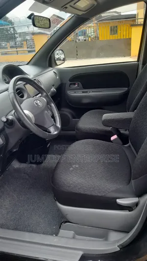Toyota Sienta 2012