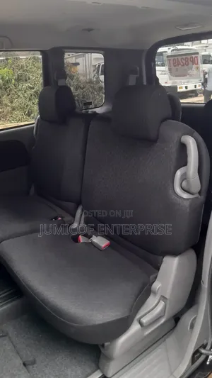Toyota Sienta 2012
