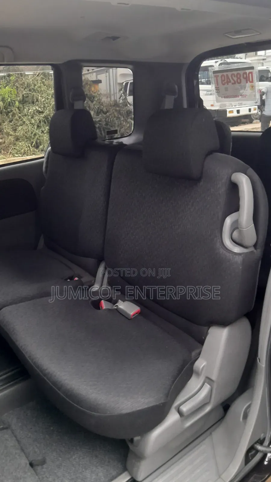 Toyota Sienta 2012