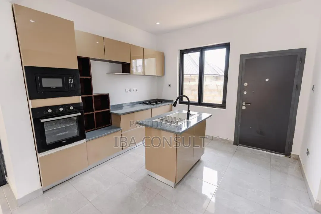 4bdrm House in Amrahia, Adenta for sale